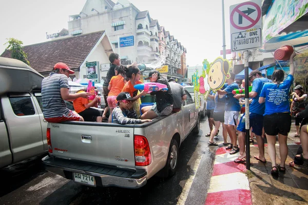 CHIANG MAI THAILAND-ABRIL 13: Chiang mai Festival de Songkran. Forei. — Fotografia de Stock