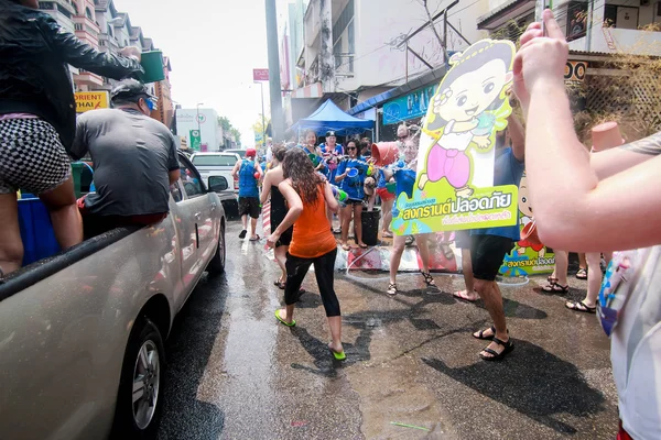 CHIANG MAI THAILAND-ABRIL 13: Chiang mai Festival de Songkran. Forei. — Fotografia de Stock