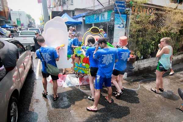 CHIANG MAI THAILAND-ABRIL 13: Chiang mai Festival de Songkran. Forei. — Fotografia de Stock