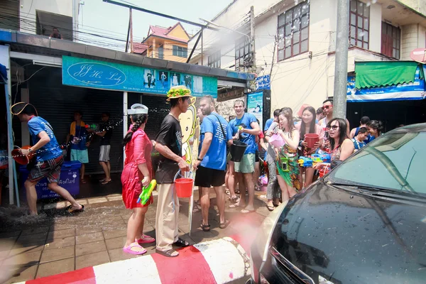 Chiang Mai Tayland-Nisan 13:Chiang mai Songkran Festivali. Forei