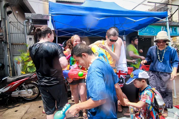 CHIANG MAI THAILAND-ABRIL 13: Chiang mai Festival de Songkran. Forei. — Fotografia de Stock