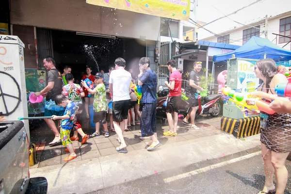 CHIANG MAI THAILAND-ABRIL 13: Chiang mai Festival de Songkran. Forei. — Fotografia de Stock