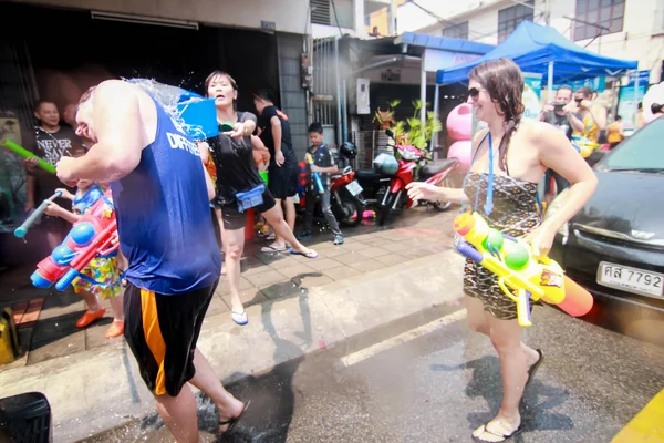 CHIANG MAI THAILAND-ABRIL 13: Chiang mai Festival de Songkran. Forei. — Fotografia de Stock