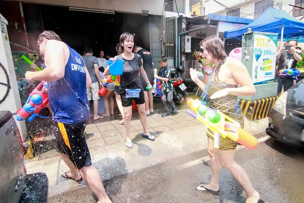 CHIANG MAI THAILAND-ABRIL 13: Chiang mai Festival de Songkran. Forei. — Fotografia de Stock