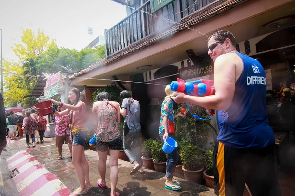 CHIANG MAI THAILAND-ABRIL 13: Chiang mai Festival de Songkran. Forei. — Fotografia de Stock