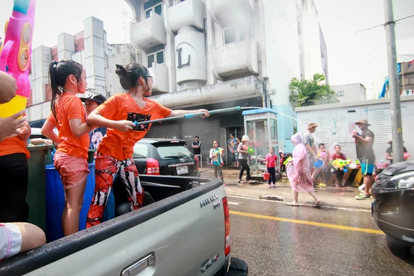 CHIANG MAI THAILAND-ABRIL 13: Chiang mai Festival de Songkran. Forei. — Fotografia de Stock