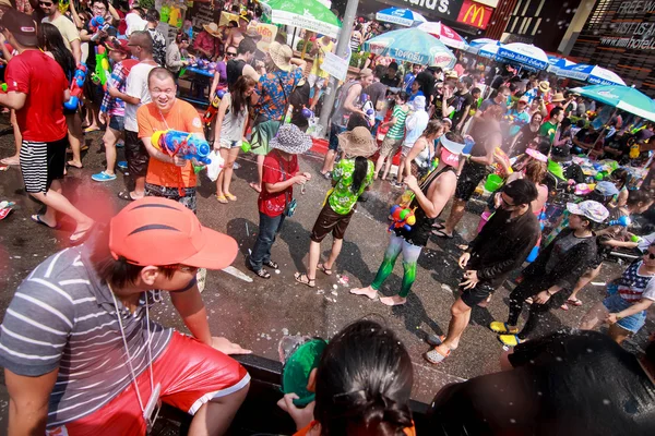 CHIANG MAI THAILAND-ABRIL 13: Chiang mai Festival de Songkran. Forei. — Fotografia de Stock