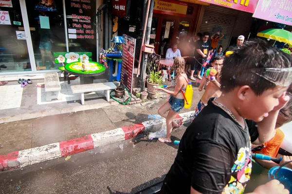 CHIANG MAI THAILAND-ABRIL 13: Chiang mai Festival de Songkran. Forei. — Fotografia de Stock