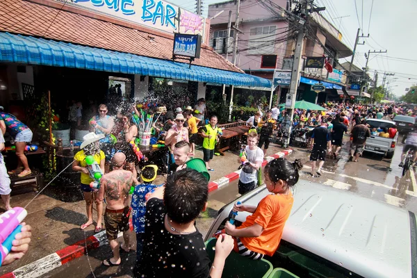 CHIANG MAI THAILAND-ABRIL 13: Chiang mai Festival de Songkran. Forei. — Fotografia de Stock