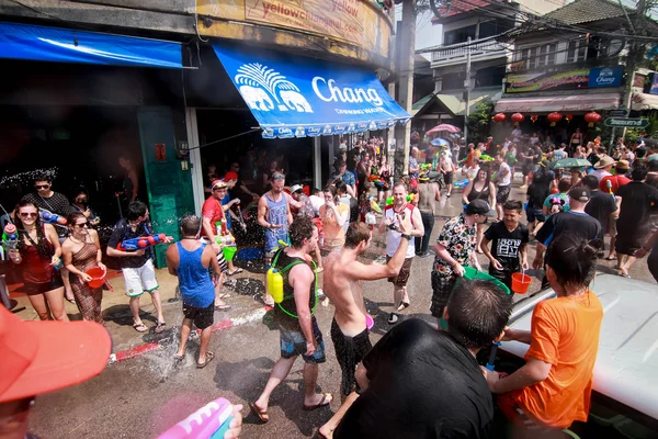 CHIANG MAI THAILAND-ABRIL 13: Chiang mai Festival de Songkran. Forei. — Fotografia de Stock