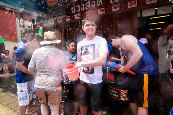 CHIANG MAI THAILAND-ABRIL 13: Chiang mai Festival de Songkran. Forei. Imagens De Bancos De Imagens