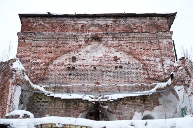 Soğuk kışta eski ve harap tuğla kilise