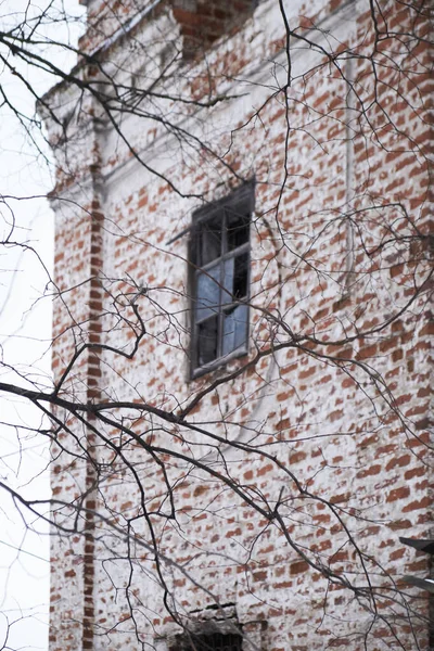 Стара і зруйнована цегляна церква в холодну зиму — стокове фото