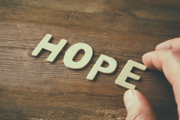 Слово HOPE сделано с блочными деревянными буквами на деревянном фоне. Vintage filtered and toned — стоковое фото