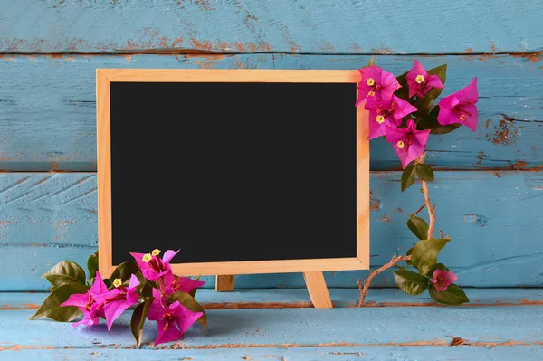 Blank blackboard next to beautiful purple mediterranean summer flowers. vintage filtered. copy space — Stock Photo, Image