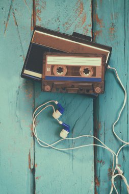 Kaset ve ahşap arka plan üzerinde eski kaset çalar. Retro filtre