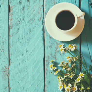 Görünümü görüntü papatya çiçek sonraki kahve mavi ahşap masa üzerinde top. Filtre uygulanmış ve tonda vintage