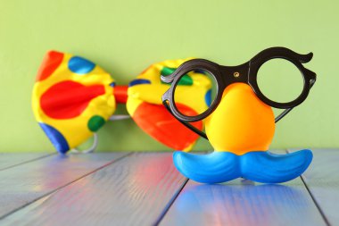 Fanny gözlük ve bıyık maskesi ahşap masa üzerinde. retro filtre