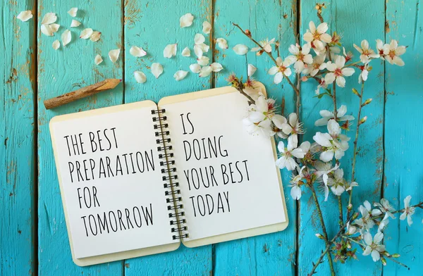 Caderno aberto sobre mesa de madeira com motivacional dizendo que a melhor preparação para amanhã é fazer o seu melhor hoje — Fotografia de Stock
