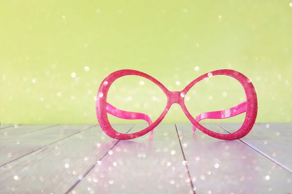 Festival retro gafas de color rosa sobre mesa de madera —  Fotos de Stock