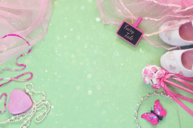 Küçük kızlar parti kıyafeti üst görünümü: beyaz ayakkabı, taç ve değnek çiçekleri ifade Fairy Tale ile küçük tebeşir tahtası yanında. nedime veya peri kostümü. glitter kaplama