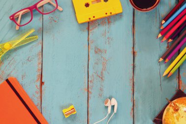 ahşap masa üzerinde okul malzemeleri üst görünüm görüntüsü. vintage filtrelenmiş. eğitim kavramı