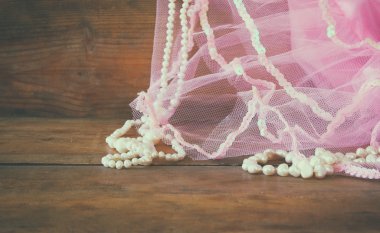 inci ve pembe peçe. düğün konsepti. vintage filtrelenmiş ve tonda görüntü. seçici odaklama