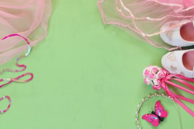 küçük kızlar parti kıyafeti üst görünümü: beyaz ayakkabı, taç ve değnek çiçekleri. nedime veya peri kostümü