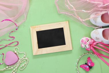 Küçük kızlar parti kıyafeti üst görünümü: beyaz ayakkabı, taç ve değnek çiçekleri tebeşir tahtası yanında. nedime veya peri kostümü