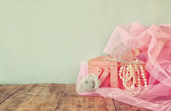 Wedding vintage crown of bride, pearls and pink veil. wedding concept. selective focus. vintage filtered — Stockfoto