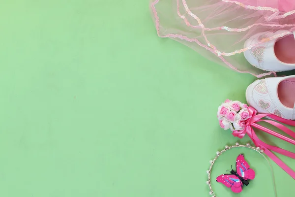 小さな女の子のパーティーの衣装のトップビュー:白い靴、王冠と杖の花。花嫁介添人や妖精の衣装 — ストック写真