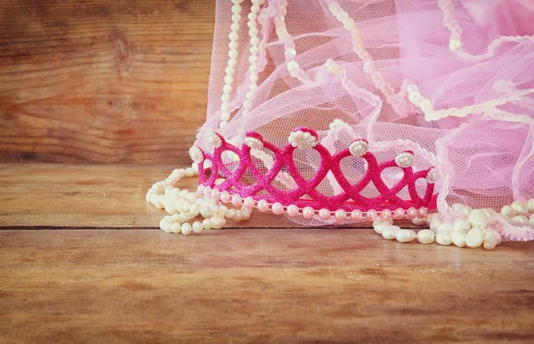 Small girls party outfit: crown and vail on wooden table. bridesmaid or fairy costume. — Stockfoto