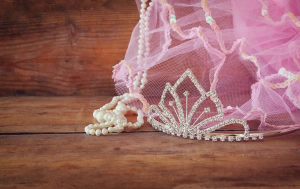 Wedding vintage crown of bride, pearls and pink veil. wedding concept. vintage filtered. selective focus. vintage filtered — Zdjęcie stockowe
