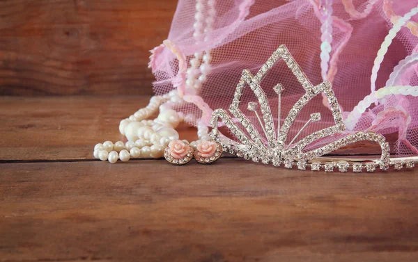 Wedding vintage crown of bride, pearls and pink veil. wedding concept. vintage filtered. selective focus. vintage filtered — 스톡 사진