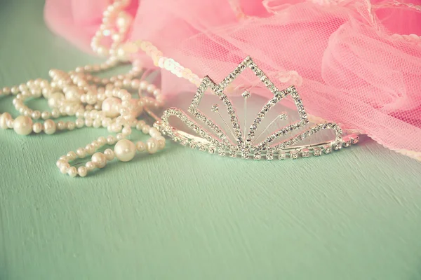 Wedding vintage crown of bride, pearls and pink veil. wedding concept. vintage filtered. selective focus. vintage filtered — 图库照片