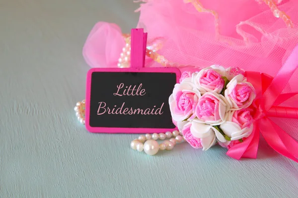 Kleine meisjes Party outfit: kroon en wand bloemen naast kleine schoolbord met zin kleine Bridesmade: op houten tafel. bruidsmeisje of fee kostuum. glitter overlay. selectieve focus — Stockfoto