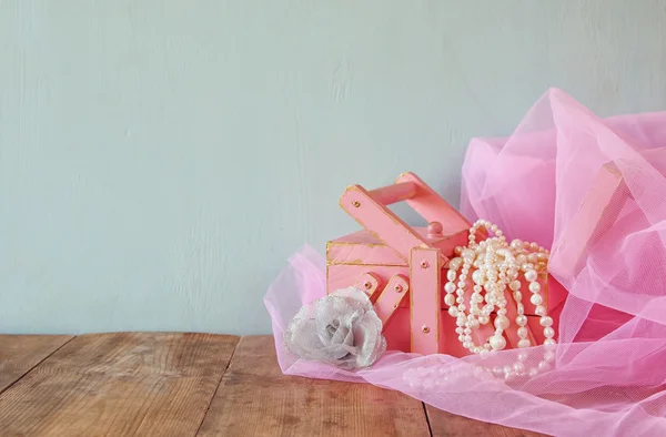 Antique jewelry box with natural white pearls on wooden table. vintage filtered image. selective focus — Stock Photo, Image