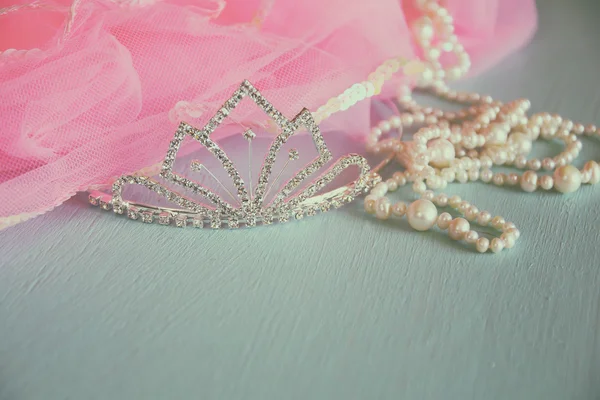 Wedding vintage crown of bride, pearls and pink veil. wedding concept. vintage filtered. selective focus. vintage filtered — 스톡 사진