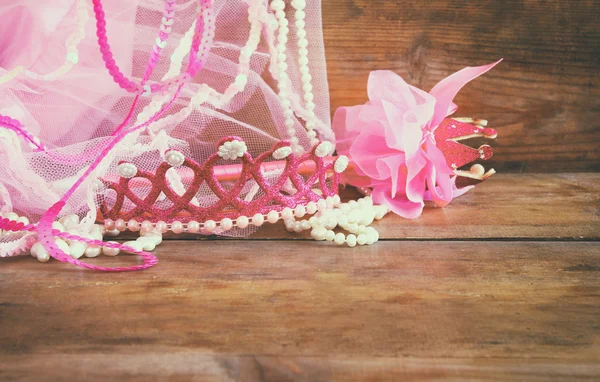 Traje de fiesta para niñas pequeñas: corona y velo sobre mesa de madera. dama de honor o traje de hadas —  Fotos de Stock