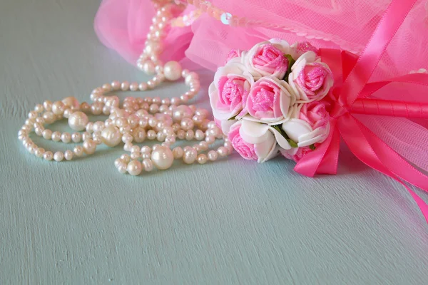 Traje de fiesta para niñas pequeñas: flores de corona y varita sobre mesa de madera. dama de honor o disfraz de hada. vintage filtrado con superposición de brillo. enfoque selectivo —  Fotos de Stock