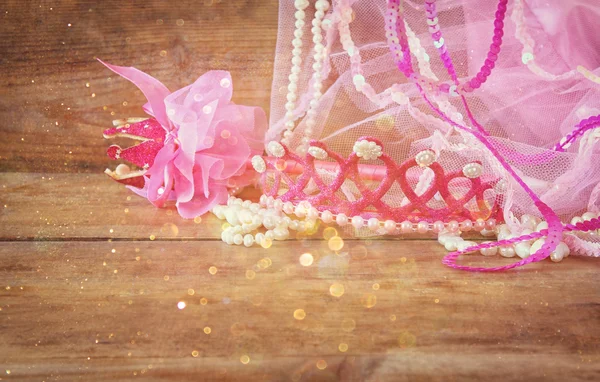 Small girls party outfit: crown and vail on wooden table. bridesmaid or fairy costume — ストック写真