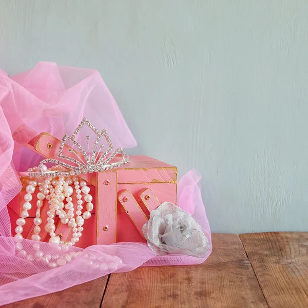 Wedding vintage crown of bride, pearls and pink veil. wedding concept. selective focus. vintage filtered — Stockfoto