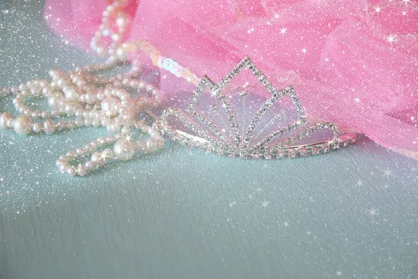 Wedding vintage crown of bride, pearls and pink veil. wedding concept. vintage filtered with glitter overlay — 스톡 사진