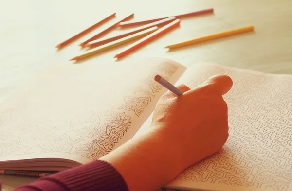 Coloring book trendów, dla ukojenia dla dorosłych. widok z góry. selektywne focus — Zdjęcie stockowe