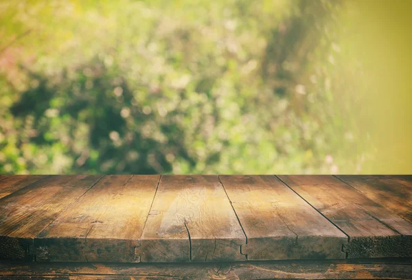 Papan kayu pedesaan depan dan latar belakang hutan abstrak. vintage disaring dan ditala — Stok Foto