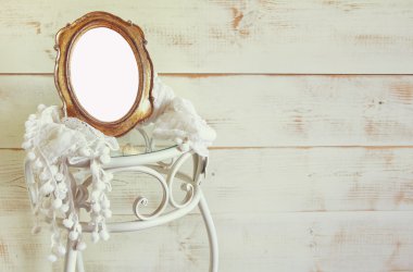 Antika boş vintage tarzı çerçeve ve zarif masada beyaz kaşkollu. Fotoğraf koymak hazır şablon. Filtre vintage