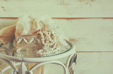 Beyaz İnci kolye vintage tablo üzerinde. Vintage filtre ve görüntü tonda. seçici odak. Filtre vintage