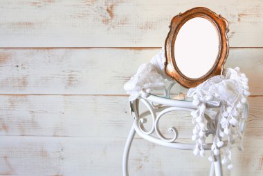 Antika boş vintage tarzı çerçeve ve zarif masada beyaz kaşkollu. Fotoğraf koymak hazır şablon. Filtre vintage