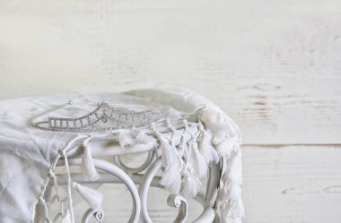 elmas taç vintage tablo üzerinde yüksek anahtar görüntüsü. seçici odak