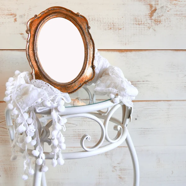 Antieke leeg vintage stijl frame en witte sjaal op elegante tafel. sjabloon, klaar om te zetten van de fotografie. Vintage gefilterd — Stockfoto